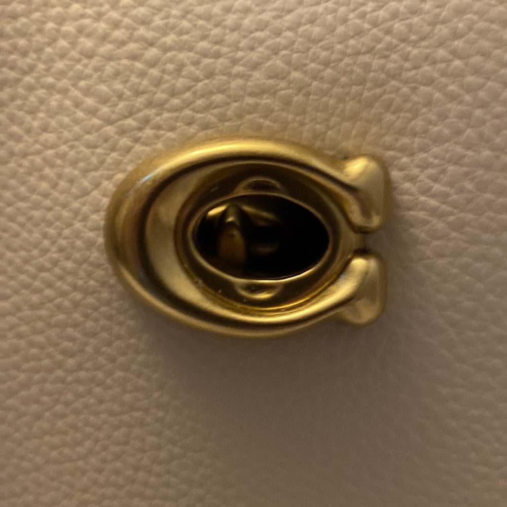 ⚡️⚡️COACH WILLOW TOTE IN CHALK ⚡️⚡️♥️♥️⚡️PERFECT FOR SPRING N… - Picture 3 of 9